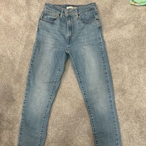 Women Levis high rise skinny. Size 29. Med wash.